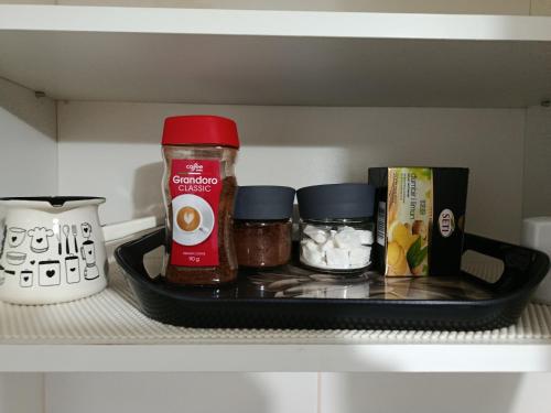 Set per la preparazione di tè e caffè presso Apartman Rada 3