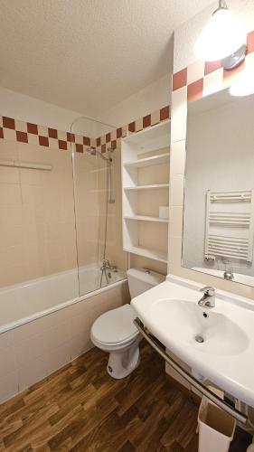 un bagno con un water, un lavandino e una vasca di Val Thorens - Ski InOut - 4 Beds Flat C-E20 a Béranger