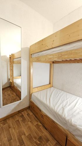una camera con due letti a castello e uno specchio di Val Thorens - Ski InOut - 4 Beds Flat C-E20 a Béranger