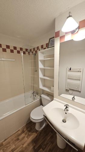 a bathroom with a sink and a toilet and a tub at Val Thorens - Ski InOut - 4 Beds Flat C-E19 in Béranger