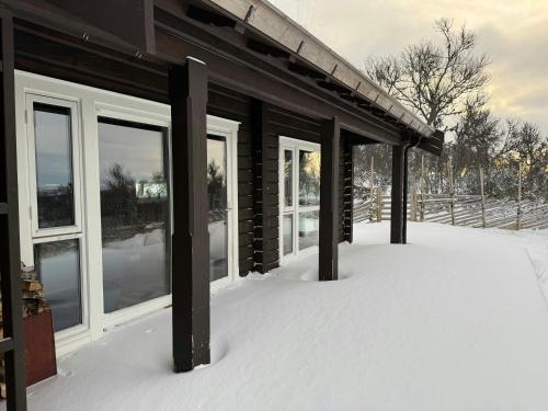 Bjerghytte Med Fremragende Skiløjper v zimě