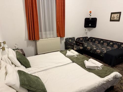 Postel nebo postele na pokoji v ubytování Aranyhídszálló