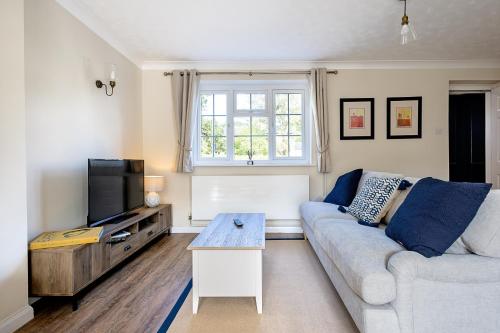 a living room with a couch and a tv at Charming 2 Bed Cottage Pet Friendly Garden Parking in Woodhouse Eaves in Woodhouse