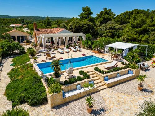 Piscina de la sau aproape de Beachfront House Mir with private pool and jacuzzi right at the beach in beautiful bay in Mirca - Brac