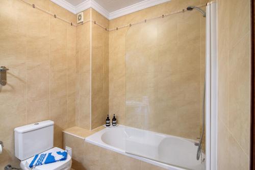 bagno con vasca e servizi igienici di Monte Fino Beach a Monte Gordo