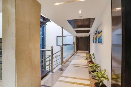 FabHotel Grand Stay في نيودلهي: مدخل مبنى فيه نباتات