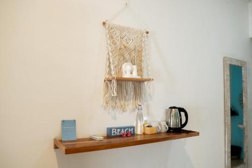 Příslušenství pro přípravu čaje a kávy v ubytování The White Bay Lombok