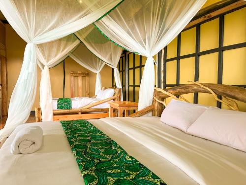 Ένα ή περισσότερα κρεβάτια σε δωμάτιο στο Egret safari lodge