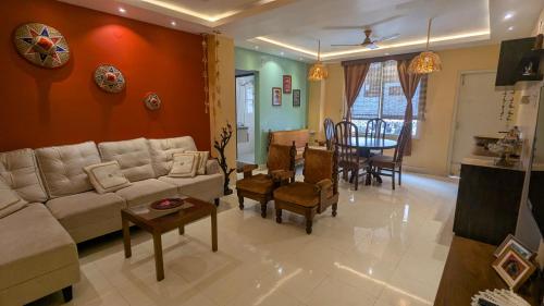古瓦哈提Seneh Homes Hotel Standard Stay Homely Comfort 2BHK Dispur的带沙发的客厅和餐厅