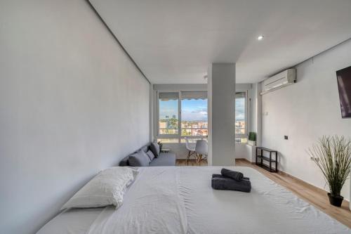 En eller flere senge i et værelse på Modern Apartment in the Beach Area