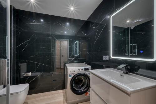 Et badeværelse på Modern Apartment in the Beach Area