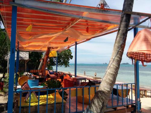 ein Restaurant am Strand mit dem Meer im Hintergrund in der Unterkunft I - Talay Taling Ngam Samui - เขา ป่า นา เล ตลิ่งงาม สมุย in Taling Ngam Beach