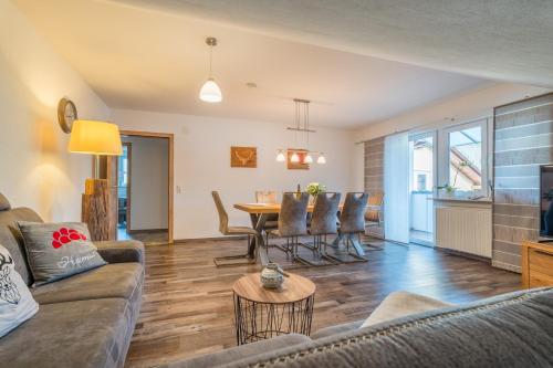 een woonkamer met een bank en een tafel bij Ferienwohnung Wiedergrün in Durbach