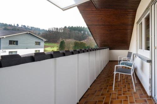 een balkon met stoelen en een hek bij Ferienwohnung Wiedergrün in Durbach