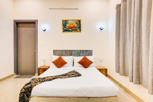 Un pat sau paturi într-o cameră la Vijeta farms by Alaya Stays