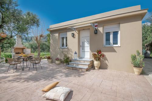 Το κτήριο όπου στεγάζεται  η παραθεριστική κατοικία