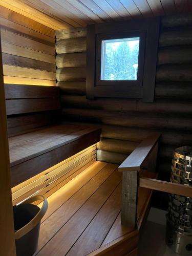 a room with a sauna with a window and benches at Arvoneliöt Lomahimos 18 in Jämsä