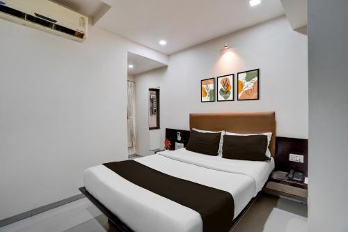 Кровать или кровати в номере Hotel O Sur Sagar Lakeview Vadodara Formerly Vintage Inn