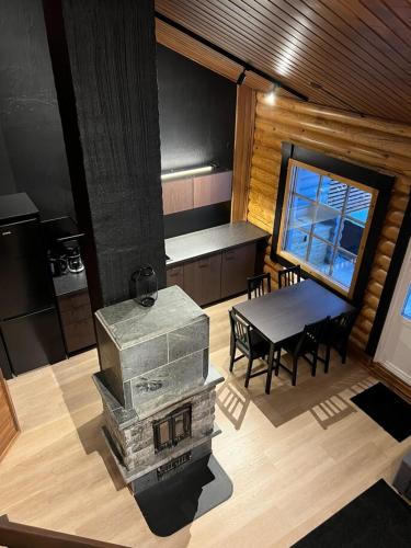 a kitchen with a stove and a table in a room at Arvoneliöt Lomahimos 17 in Jämsä