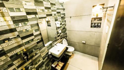 a bathroom with a toilet and a sink at The Gulmohar Villa in Tājganj