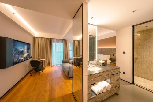 a hotel room with a reception desk and a bathroom at Intercity Hotel & Serviced Apartment Phnom Penh Downtown in Phumĭ Prêk Chrey