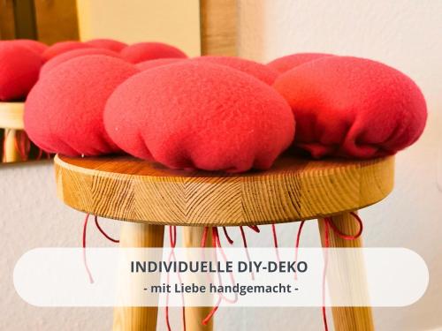 a group of red balls sitting on a wooden stand at FeWo Schwarzwaldschick Feldberg I Direkt an der Piste I Whirlwanne I Tiefgarage I Skipass vergünstigt in Feldberg