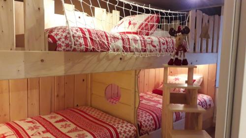 Ένα ή περισσότερα κρεβάτια σε δωμάτιο στο A l'espace détente-Gîte de groupe 9p- sauna & bain nordique-proche la Bresse et Gérardmer