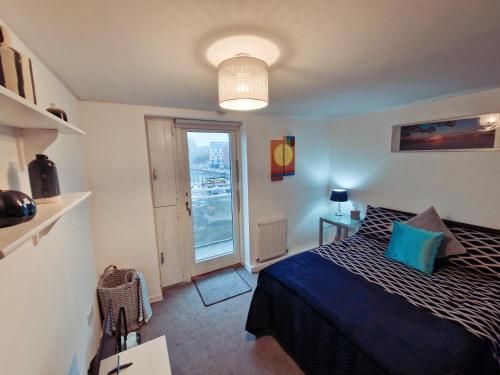 Postel nebo postele na pokoji v ubytování 5 star Luxury Apartment in City Centre with views