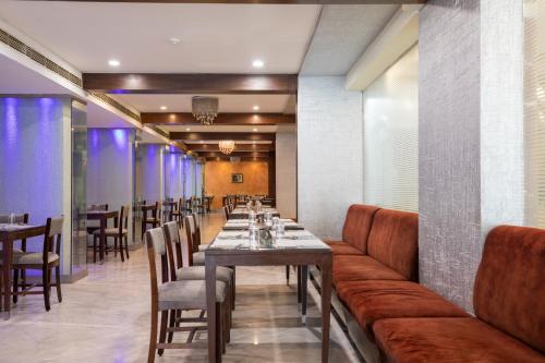 een eetkamer met een lange tafel en stoelen bij U by Z Hotels, Richmond Circle in Bangalore