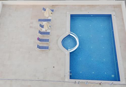 Бассейн в Navona Otel Mersin или поблизости