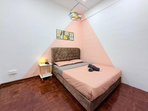 Ένα ή περισσότερα κρεβάτια σε δωμάτιο στο CozyKota8Pax 4MinsToJonker