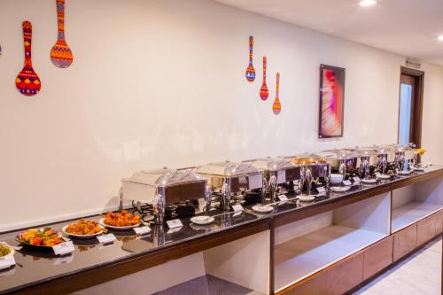 een buffet lijn met een hoop eten bij U by Z Hotels, Richmond Circle in Bangalore