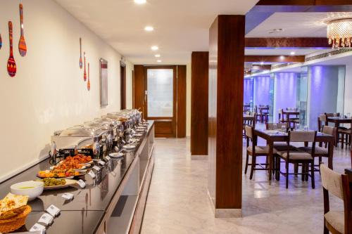 een buffet in een restaurant met eten bij U by Z Hotels, Richmond Circle in Bangalore