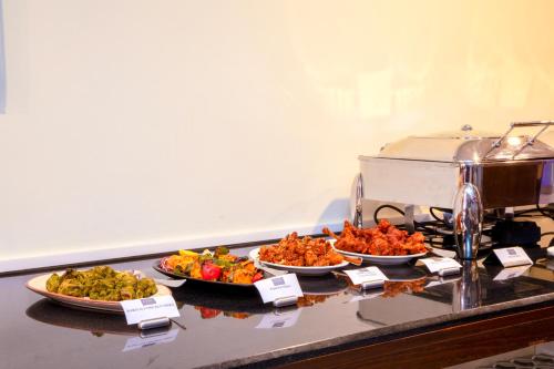 een buffet met drie borden eten op een aanrecht bij U by Z Hotels, Richmond Circle in Bangalore