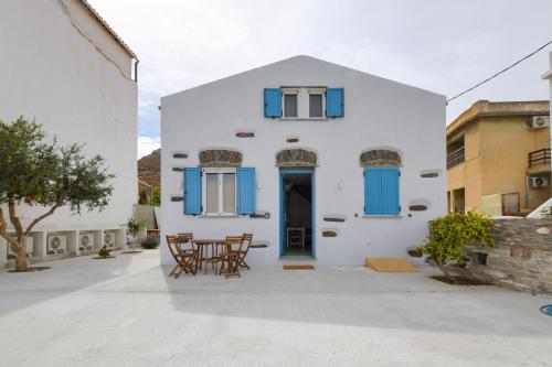 Stylish villa Antika close to the shops and restaurants in Korissia, Kea
