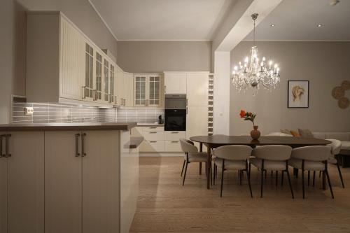 eine Küche und ein Esszimmer mit Tisch und Stühlen in der Unterkunft Nordic Luxury Suite near Downtown in Tromsø