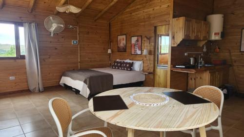 una camera da letto con un letto, un tavolo e delle sedie di Cabañas Potrero de Marquez Paraiso Adult only a Potrero de Garay