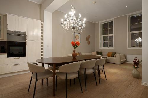 eine Küche und ein Esszimmer mit Tisch und Stühlen in der Unterkunft Nordic Luxury Suite near Downtown in Tromsø