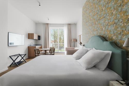 a bedroom with a large bed with white pillows at Whitlock16 - Luxe Aparthotel Montgomery Square Brussels in Brussels