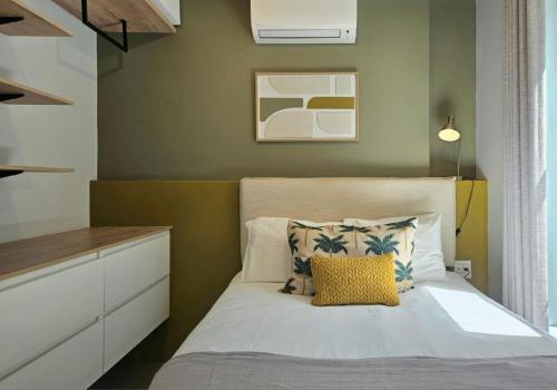 En eller flere senge i et værelse på FOUR on O -Fluent Serviced Apartments