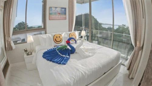 Ένα ή περισσότερα κρεβάτια σε δωμάτιο στο Rocco 513 - Corner 1 bedroom Serviced Apartment with Seaview