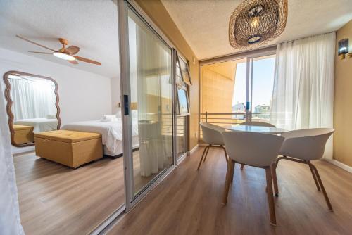 una habitación con una cama, una mesa y sillas en Sand and Sea 25, en Swakopmund