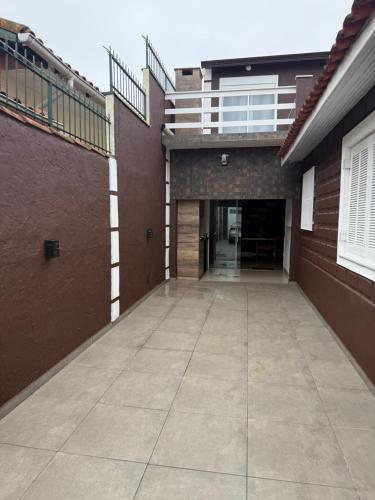 an empty corridor of a building with a hallway at Casa Quintal de Bertioga Centro in Bertioga