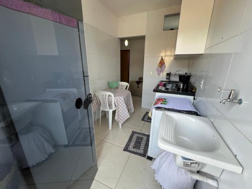 Una pequeña cocina con fregadero y encimera. en Apto Ninho Sereno em ilheus, en Ilhéus