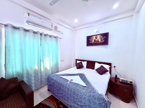 Un dormitorio con una cama y una ventana en Majestic Inn Home Stay, en Varanasi