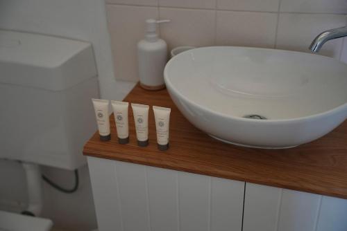 baño con lavabo blanco en una encimera de madera en Harbour Lane Stay, en Geraldton