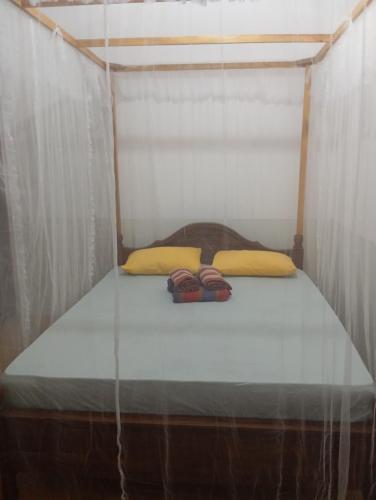 1 cama en una tienda de campaña con 2 almohadas en mirissa niraj guest, en Mirissa