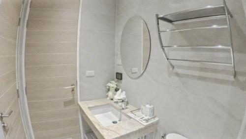 Ένα μπάνιο στο Rocco 513 - Corner 1 bedroom Serviced Apartment with Seaview