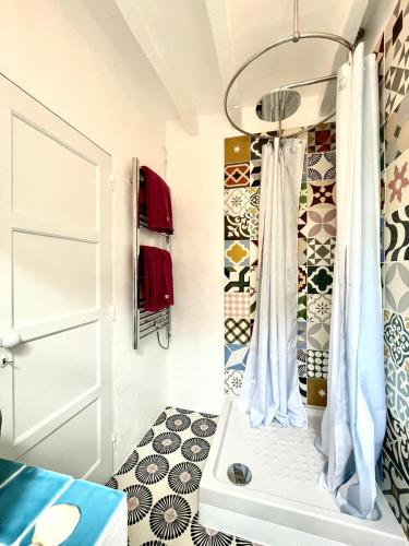 a bathroom with a shower curtain and a sink at Boutique Surf House in Surf Paradise in Santo Isidoro