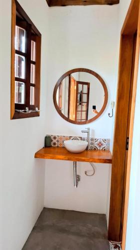un bagno con lavandino e specchio di Suíte Capiá a Ubatuba